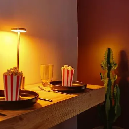Sacre Coeur, Netflix & Chill * パリ